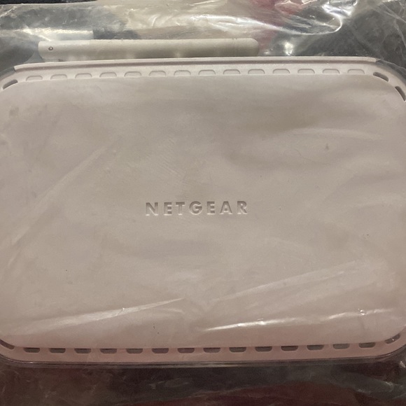 NETGEAR 108 Mbps Wireless Firewall Router WGT624 v3 - Picture 3 of 7